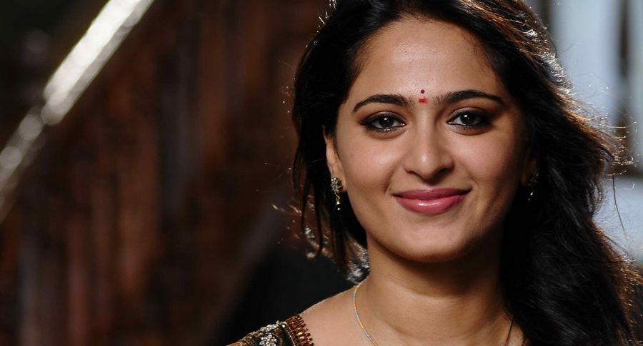 Catchy Anushka Shetty HOT & SEXY Wallpapers