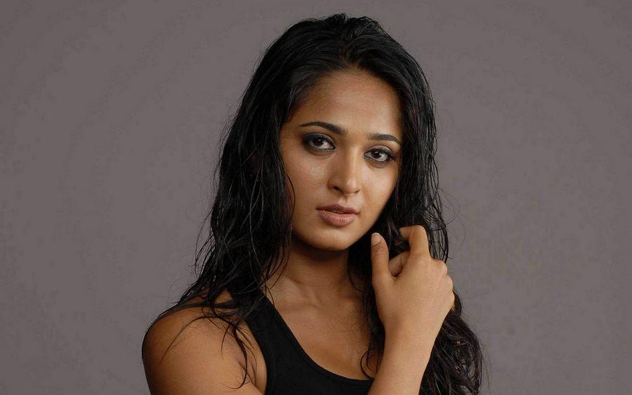 Catchy Anushka Shetty HOT & SEXY Wallpapers