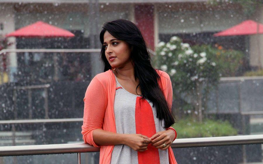 Catchy Anushka Shetty HOT & SEXY Wallpapers