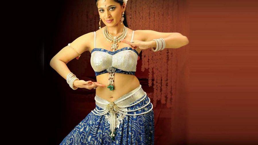 Catchy Anushka Shetty HOT & SEXY Wallpapers