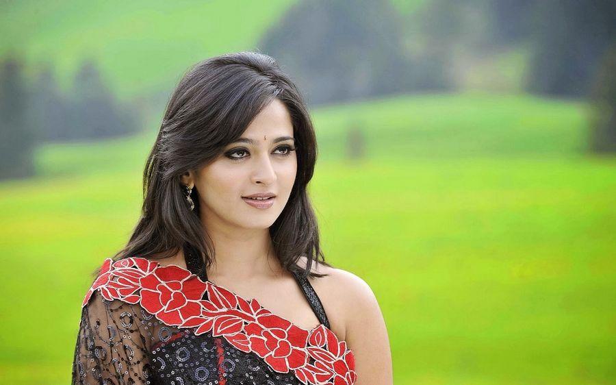 Catchy Anushka Shetty HOT & SEXY Wallpapers