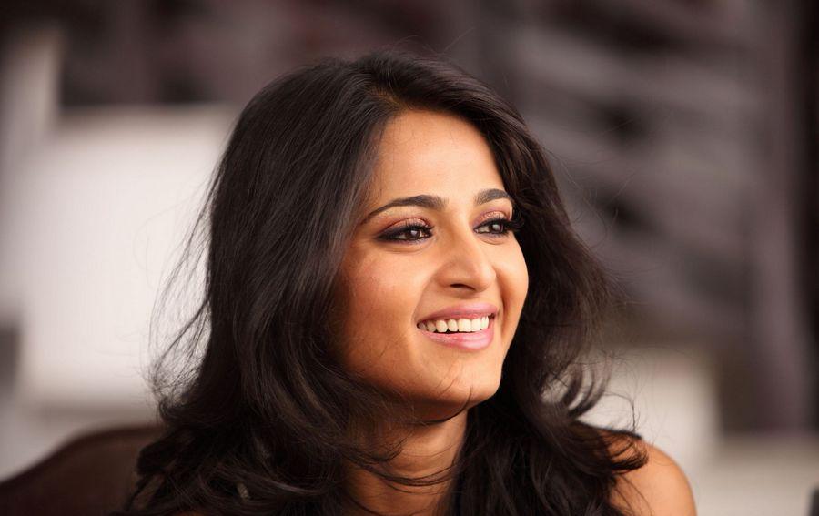 Catchy Anushka Shetty HOT & SEXY Wallpapers