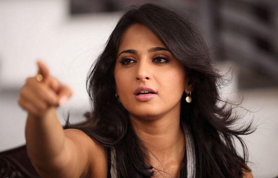 Catchy Anushka Shetty HOT & SEXY Wallpapers