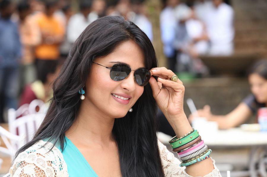 Catchy Anushka Shetty HOT & SEXY Wallpapers