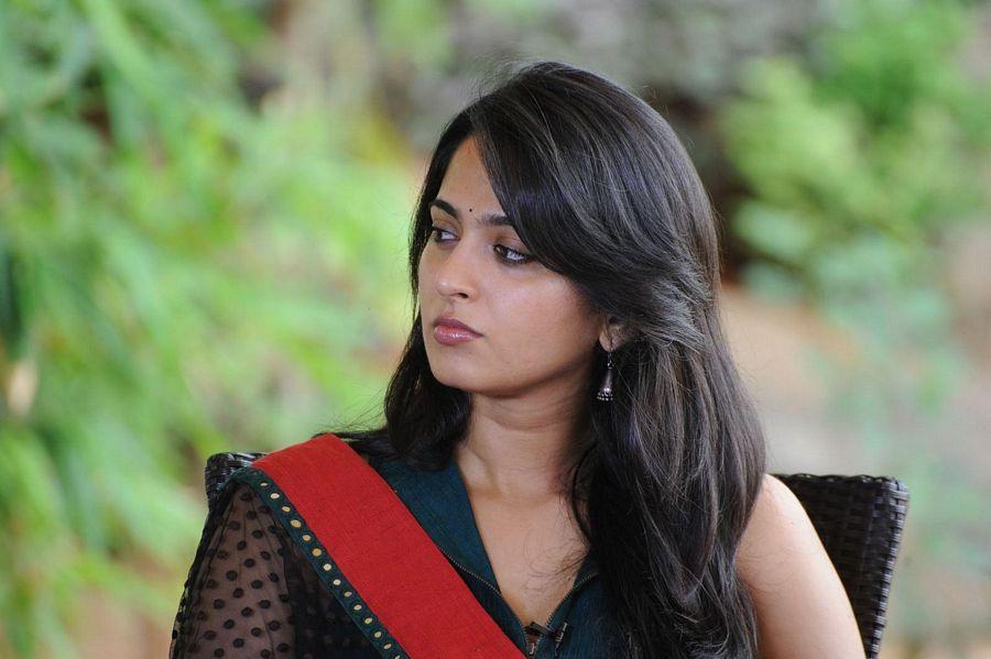 Catchy Anushka Shetty HOT & SEXY Wallpapers