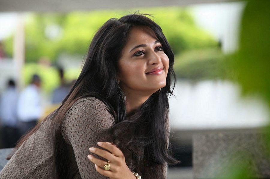 Catchy Anushka Shetty HOT & SEXY Wallpapers