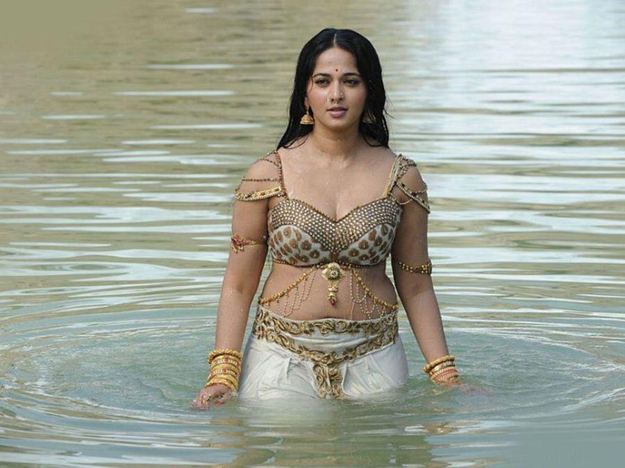 Catchy Anushka Shetty HOT & SEXY Wallpapers