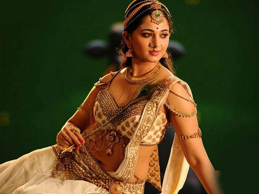 Catchy Anushka Shetty HOT & SEXY Wallpapers