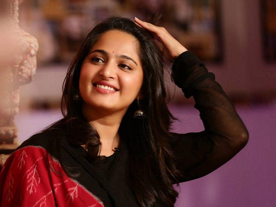 Catchy Anushka Shetty HOT & SEXY Wallpapers