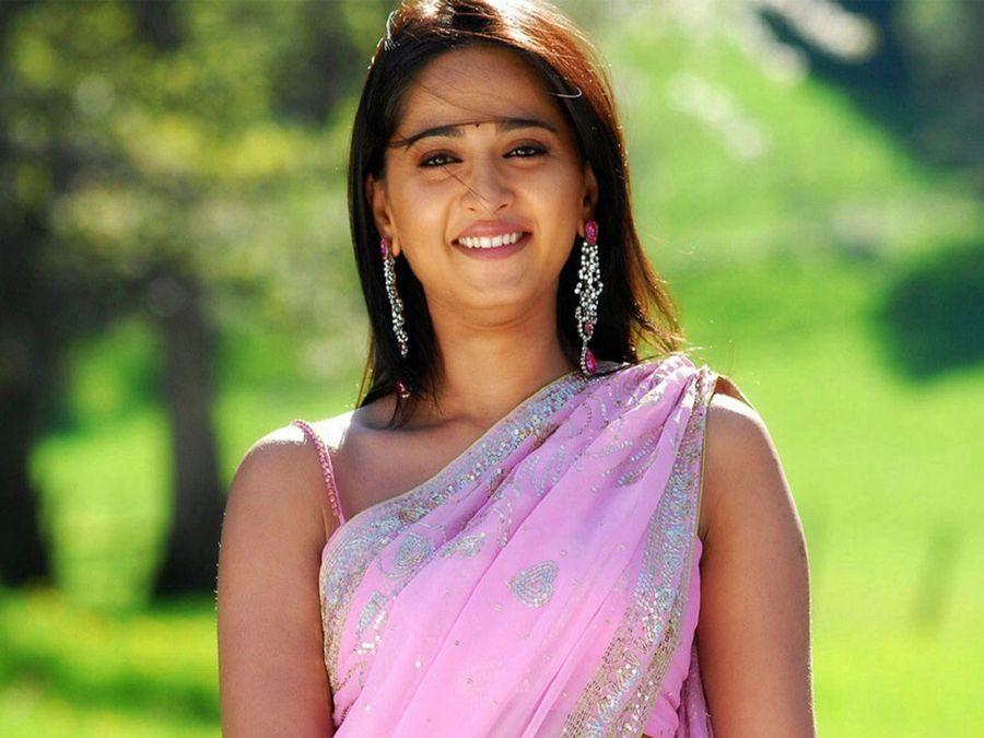 Catchy Anushka Shetty HOT & SEXY Wallpapers