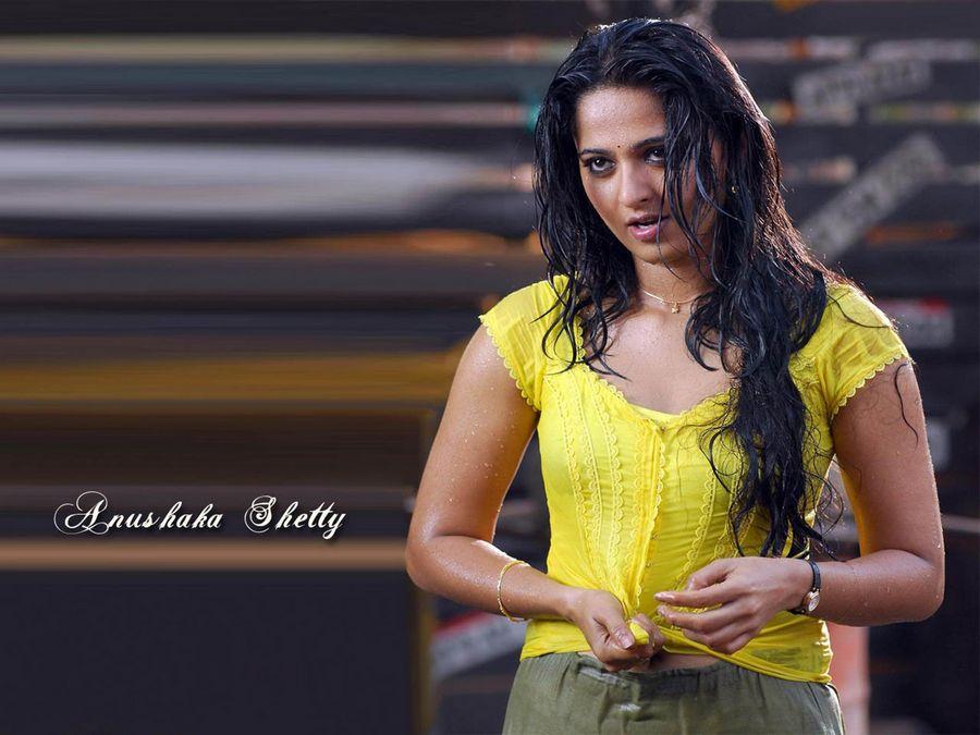 Catchy Anushka Shetty HOT & SEXY Wallpapers