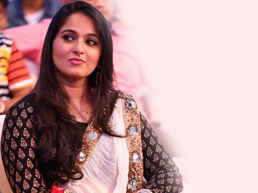 Catchy Anushka Shetty HOT & SEXY Wallpapers