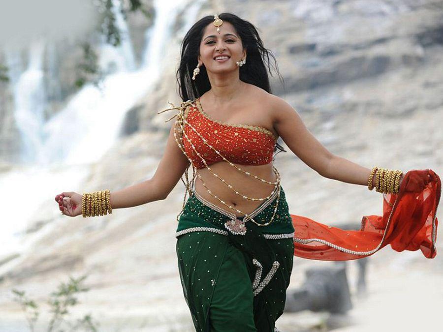 Catchy Anushka Shetty HOT & SEXY Wallpapers