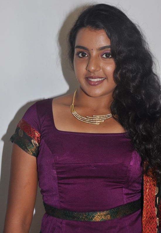 Divya Nagesh in Saree Photos