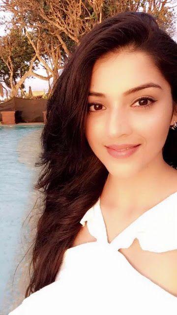 Mehreen Pirzada Beautiful HD Facebook Images