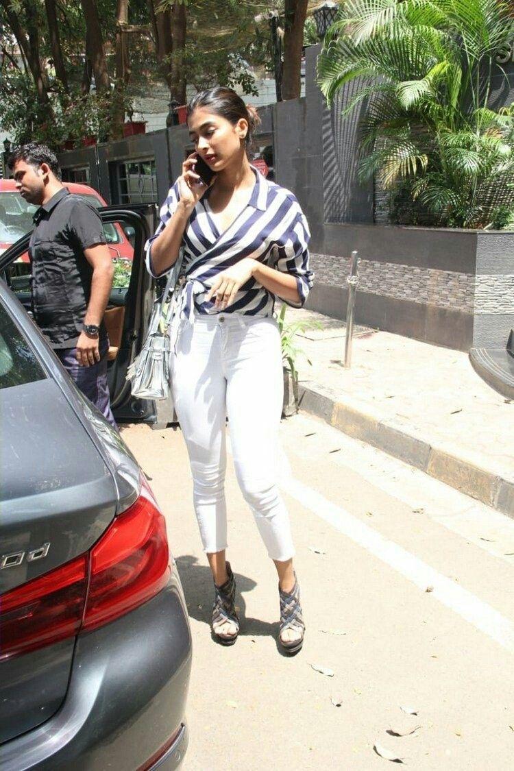 Pooja Hegde caught by Paparazzi before entering the car outside her home