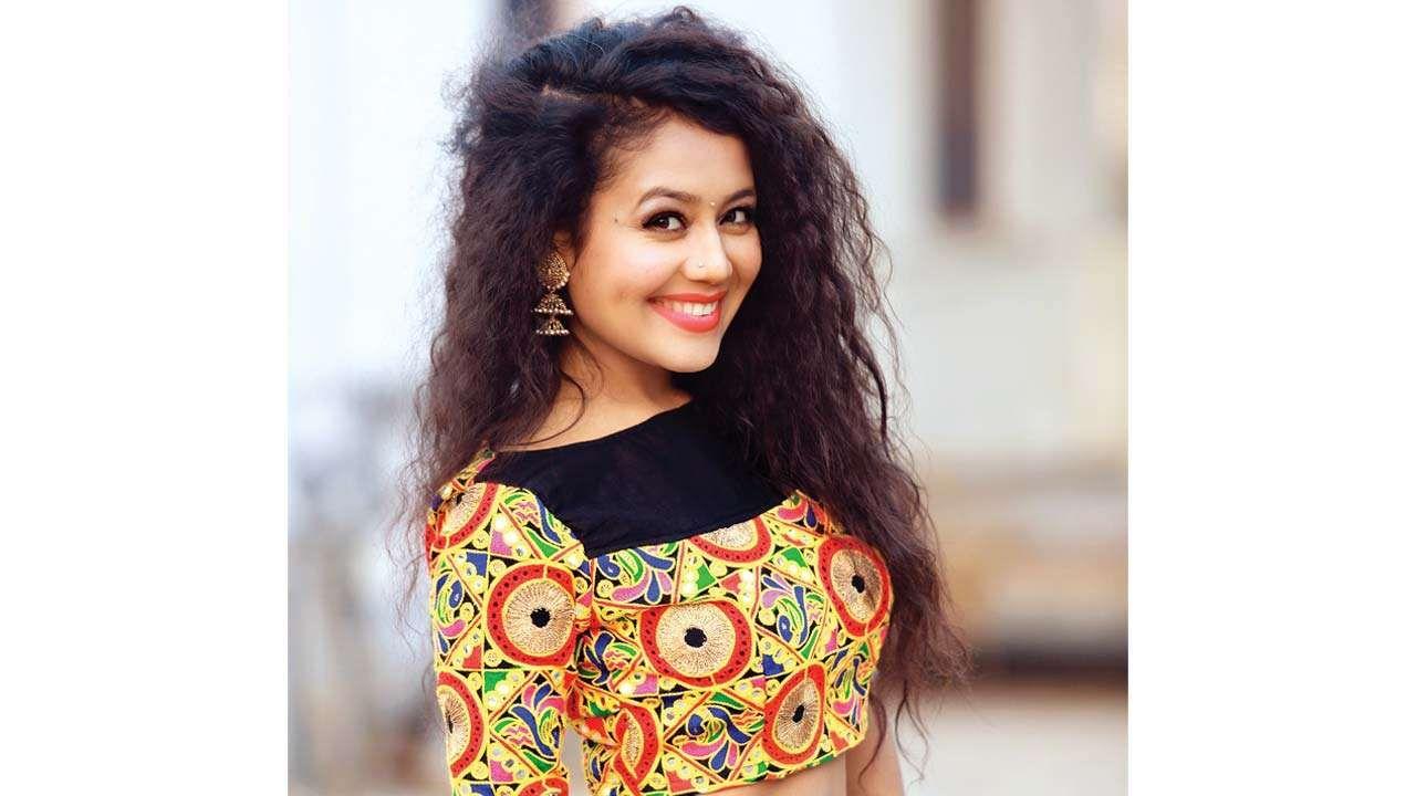 Pretty Cute Smiling Pics & Images Of Neha Kakkar