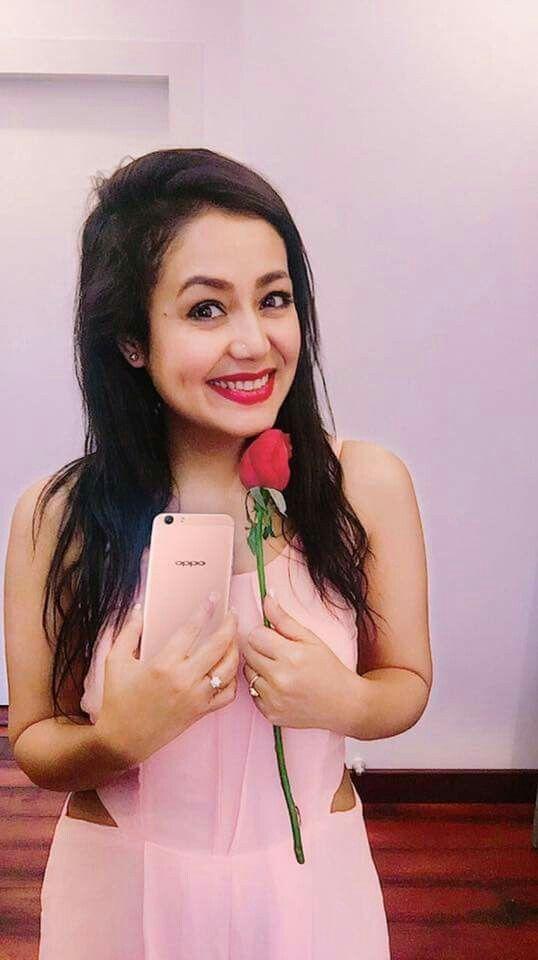 Pretty Cute Smiling Pics & Images Of Neha Kakkar