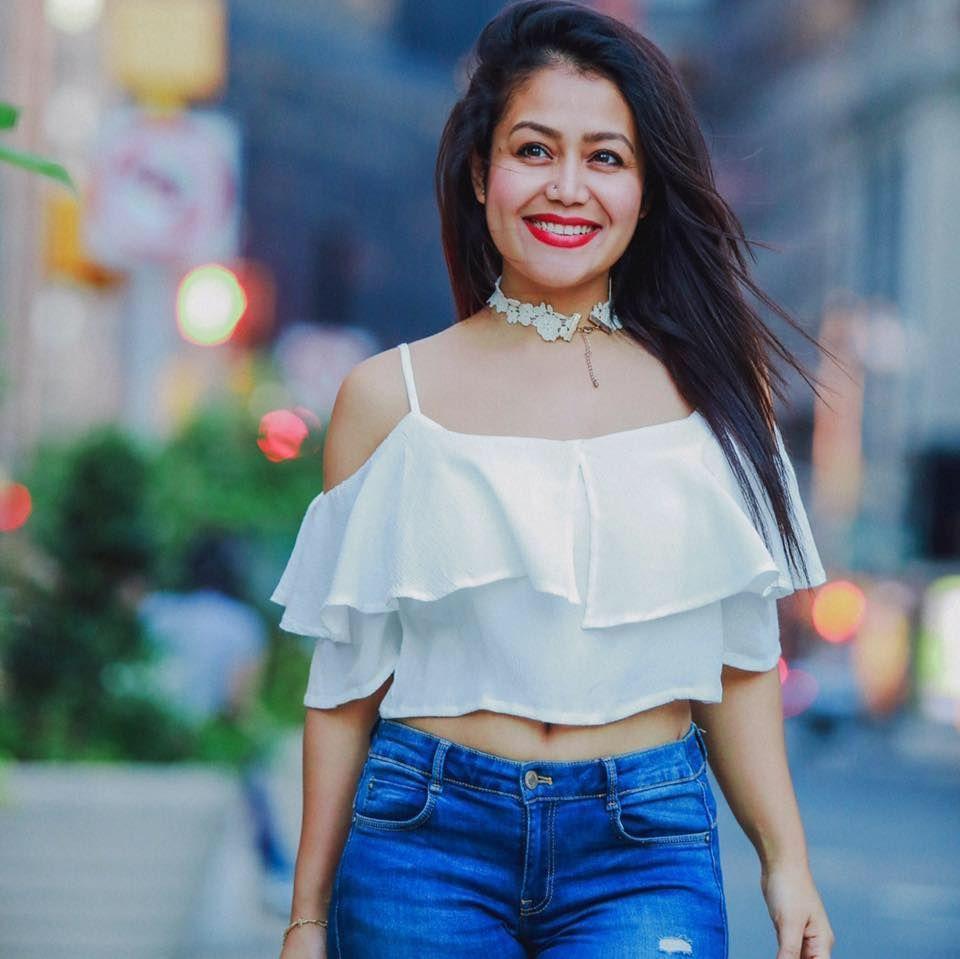 Pretty Cute Smiling Pics & Images Of Neha Kakkar