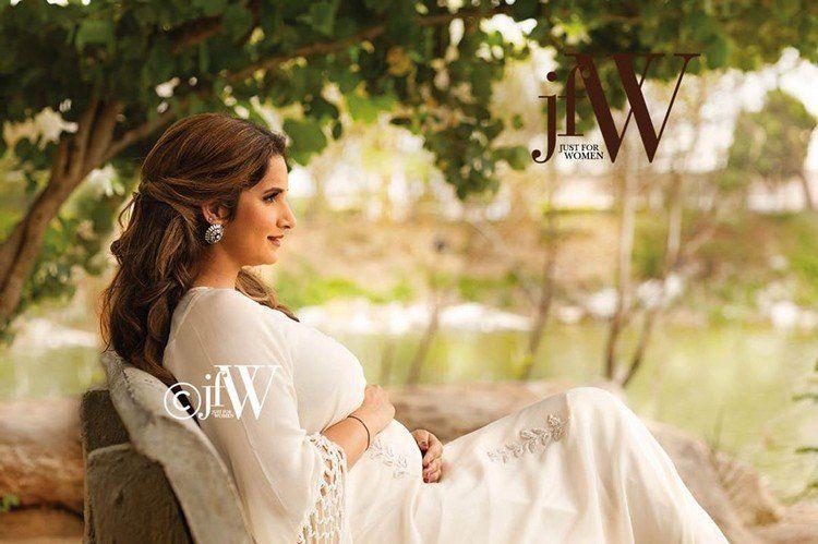 Sania Mirza poses with her baby bump for JFW