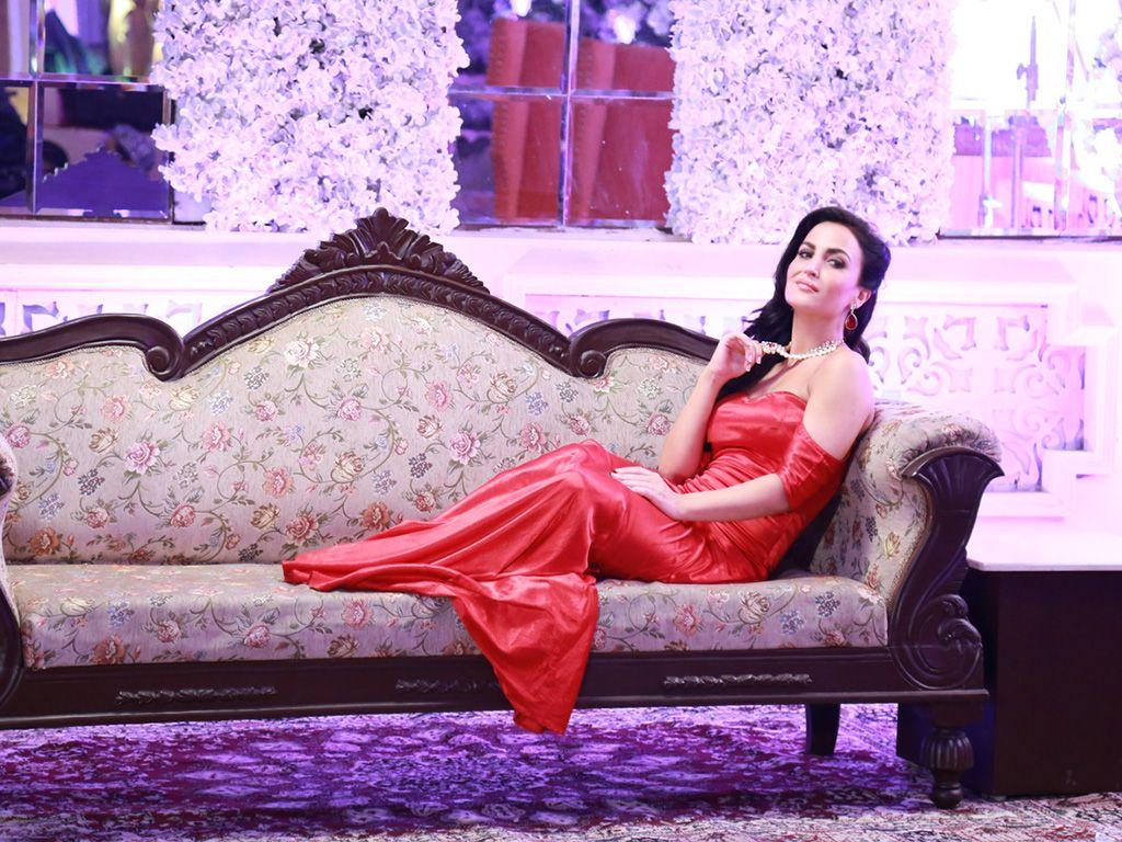 See Rare & Unseen Stunning Photos of Elli Avram too HOT!