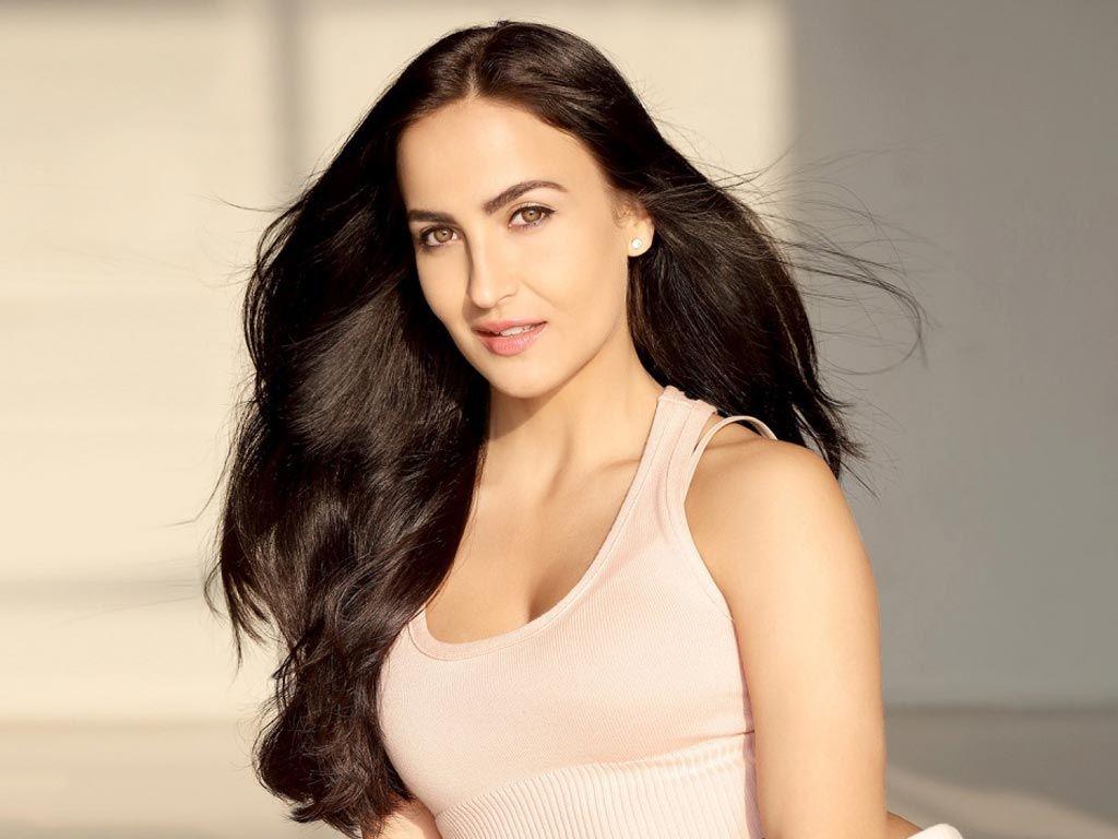 See Rare & Unseen Stunning Photos of Elli Avram too HOT!