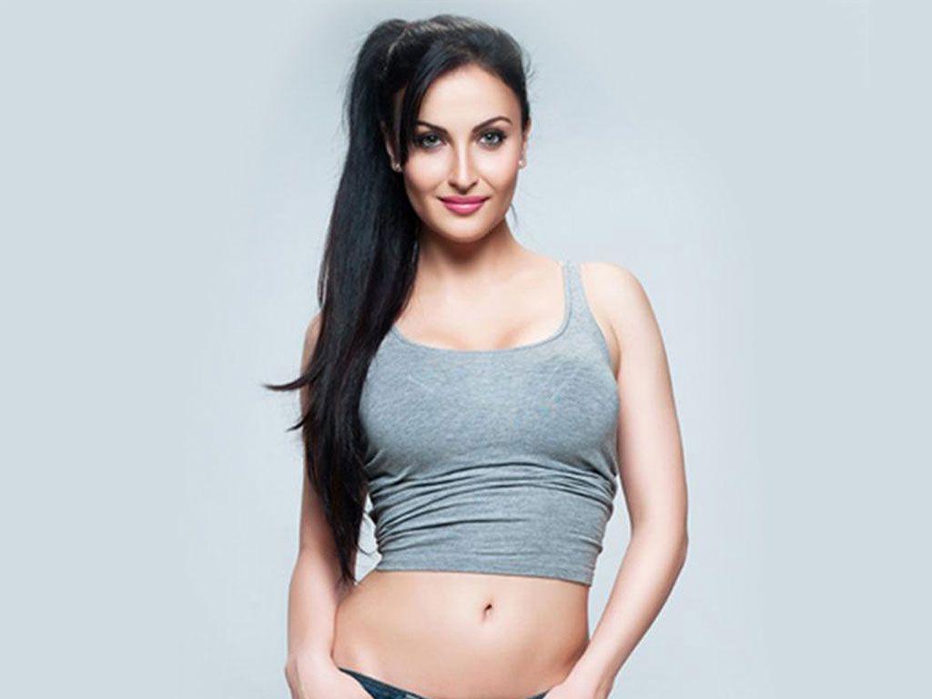 See Rare & Unseen Stunning Photos of Elli Avram too HOT!