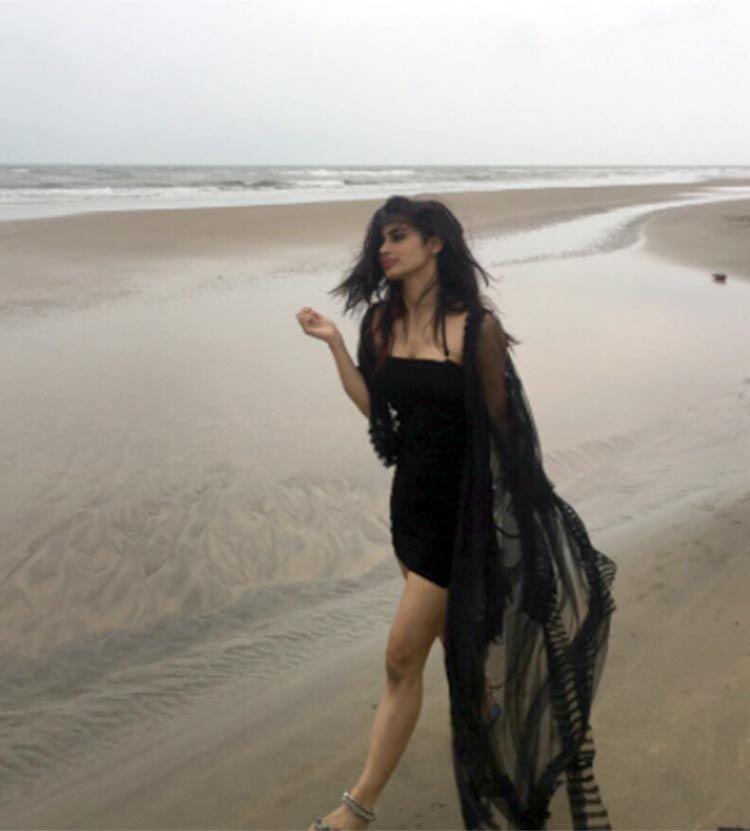 TV Actress Mouni Roy Latest Unseen Photos Collections!