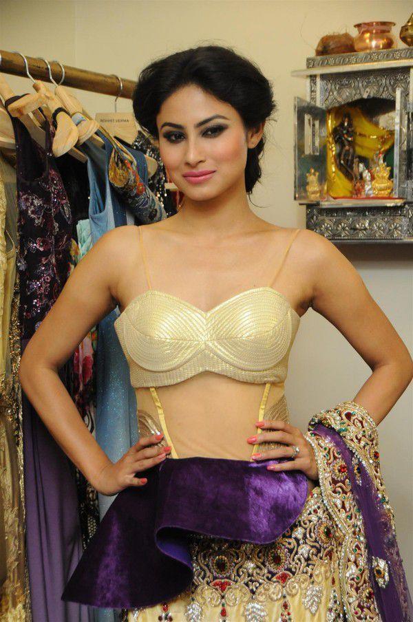 TV Actress Mouni Roy Latest Unseen Photos Collections!