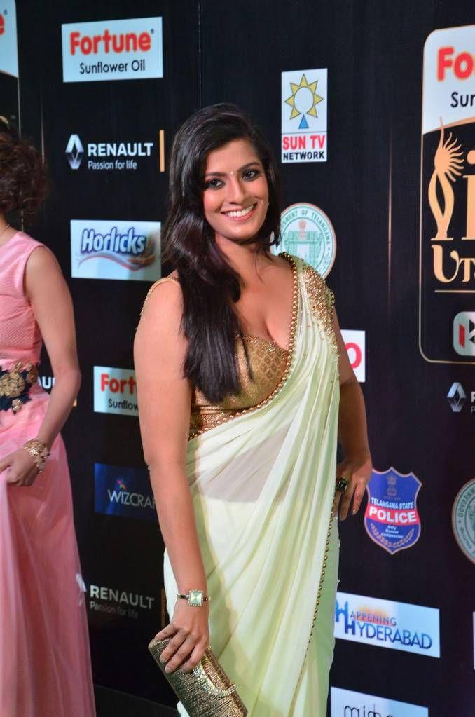 varalaxmi hot in vijay awards
