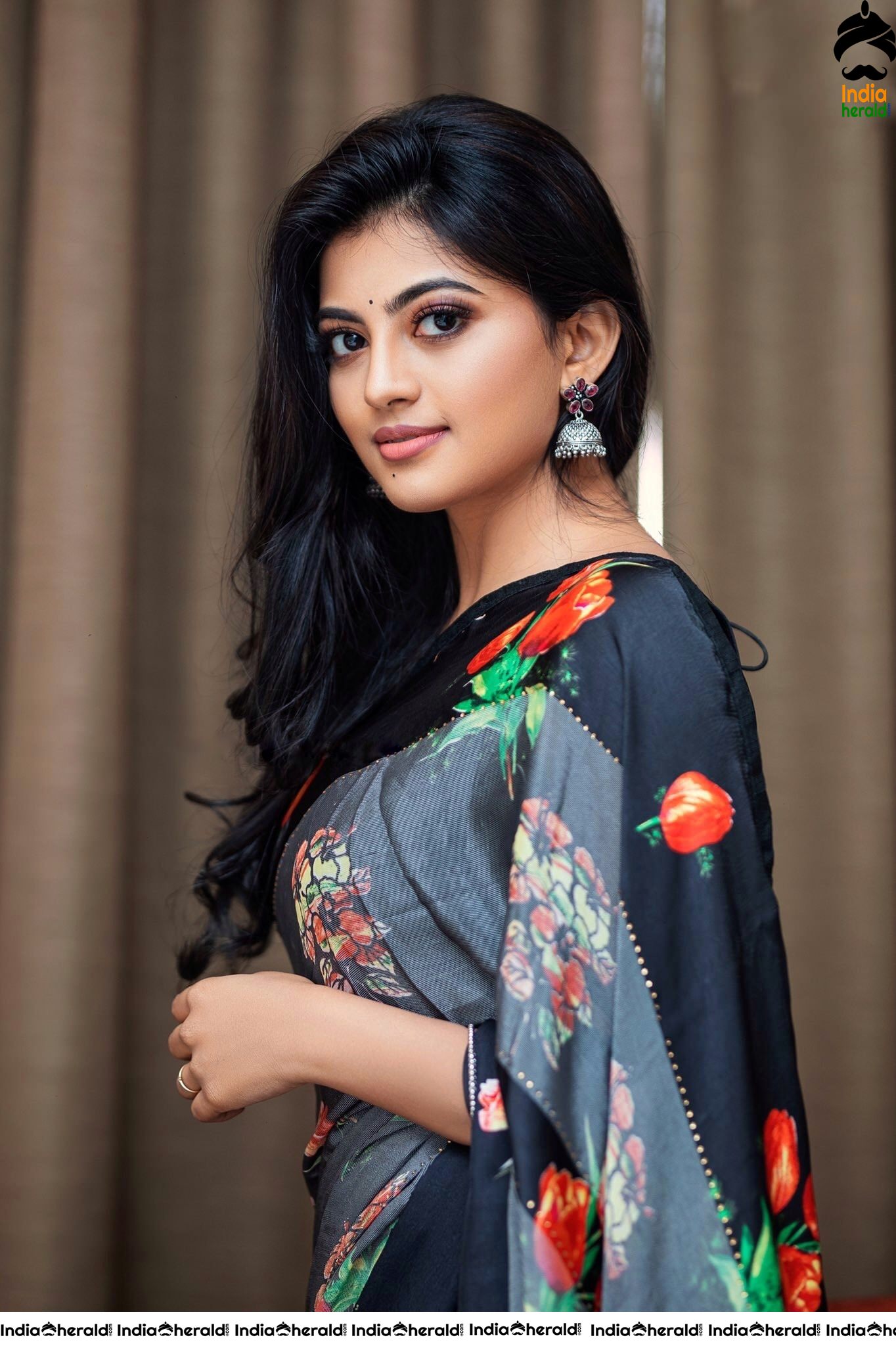 Actress Anandhi Latest Cute Photos in Saree