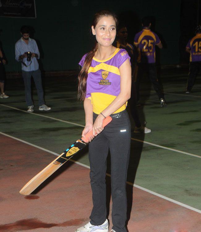 Actress Playing Cricket Photos