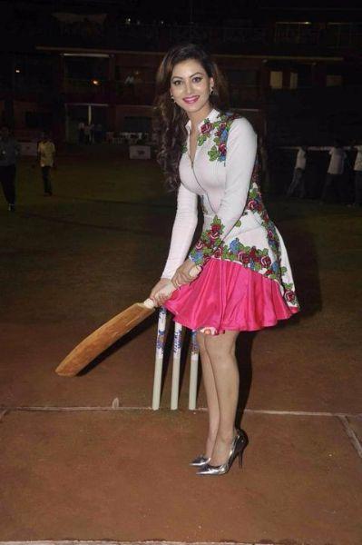 Actress Playing Cricket Photos