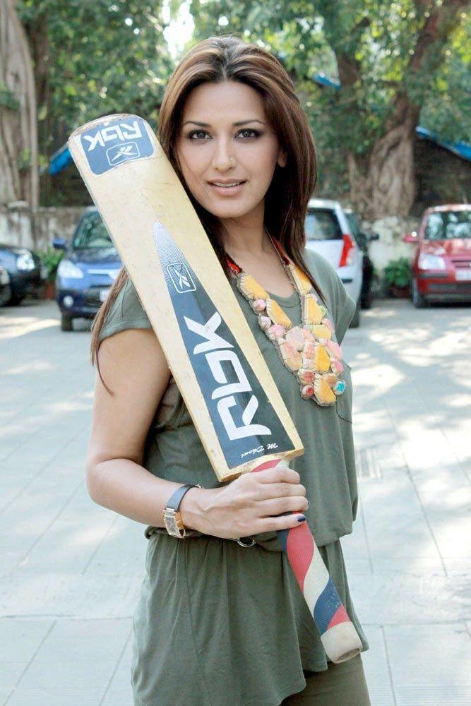 Actress Playing Cricket Photos