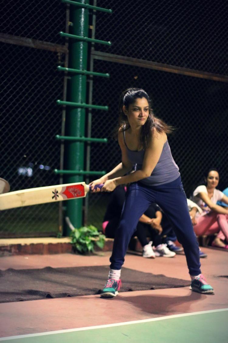 Actress Playing Cricket Photos