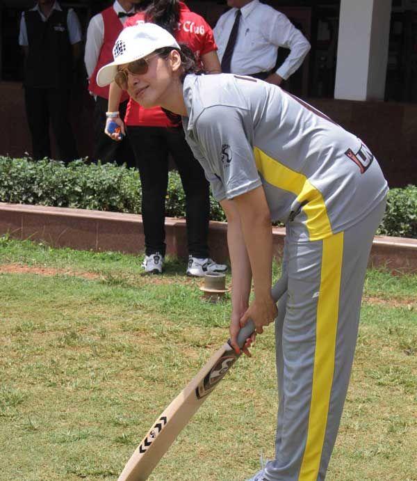 Actress Playing Cricket Photos