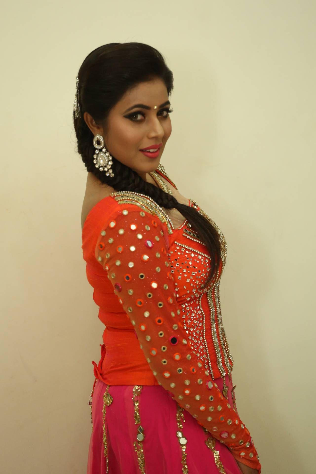 Actress Poorna Beautiful Images