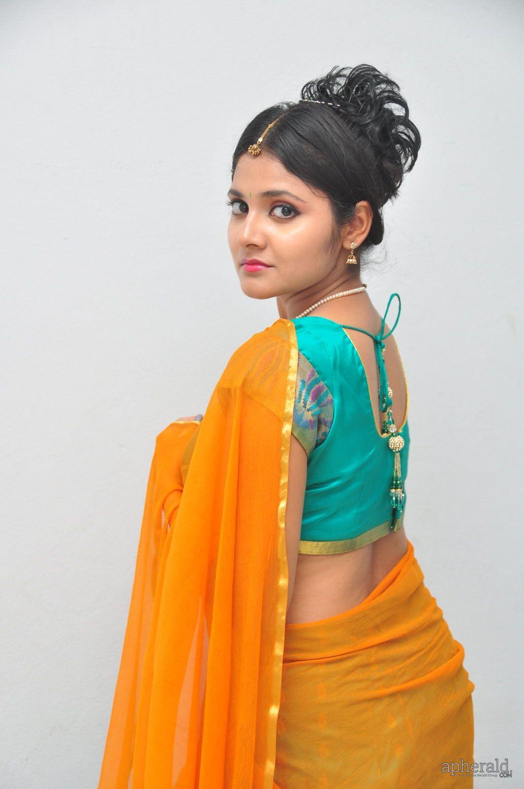 Aiswarya Sexy Half Saree Pics