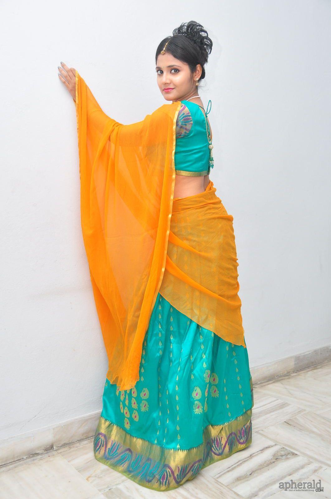 Aiswarya Sexy Half Saree Pics