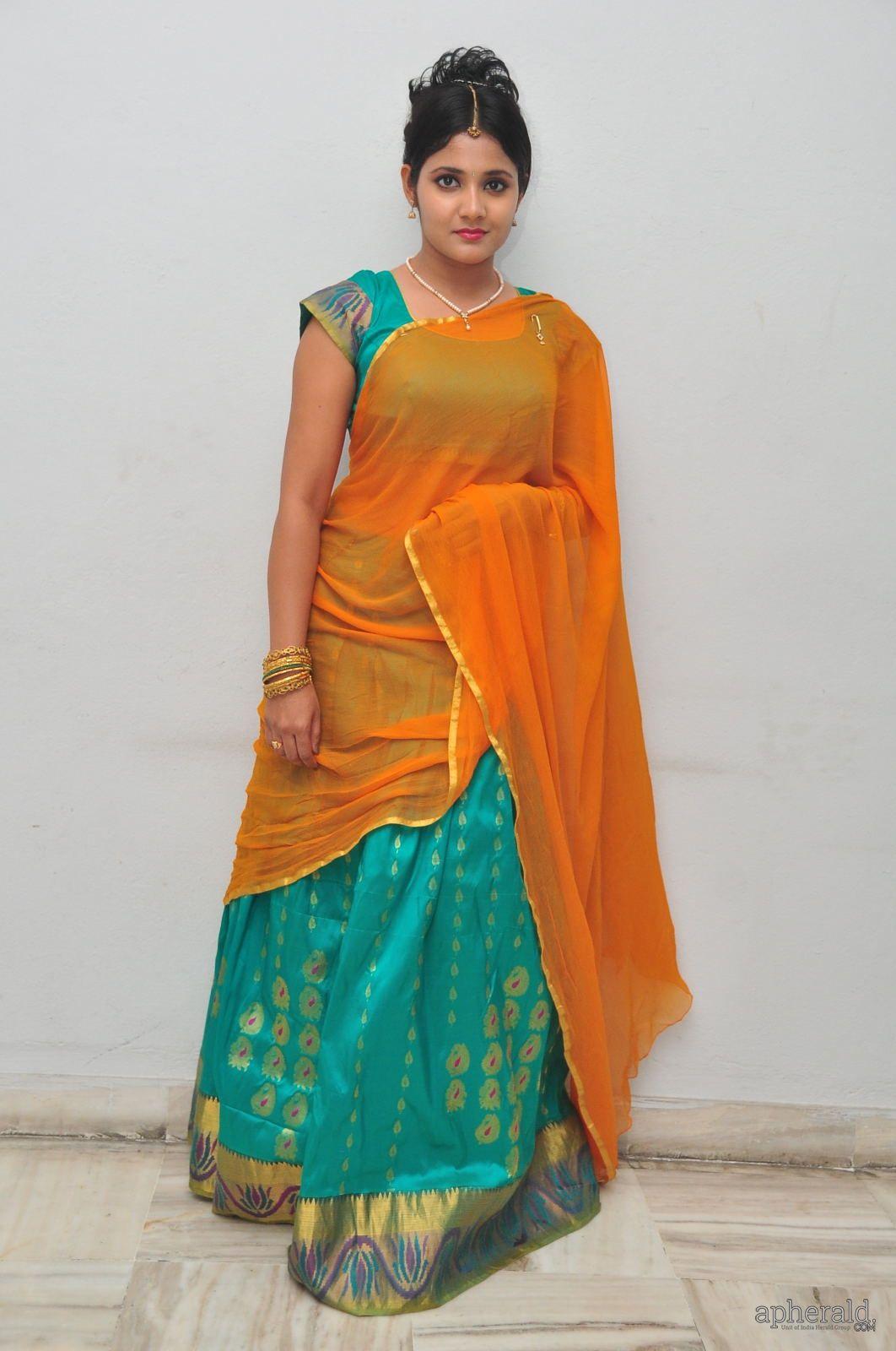 Aiswarya Sexy Half Saree Pics