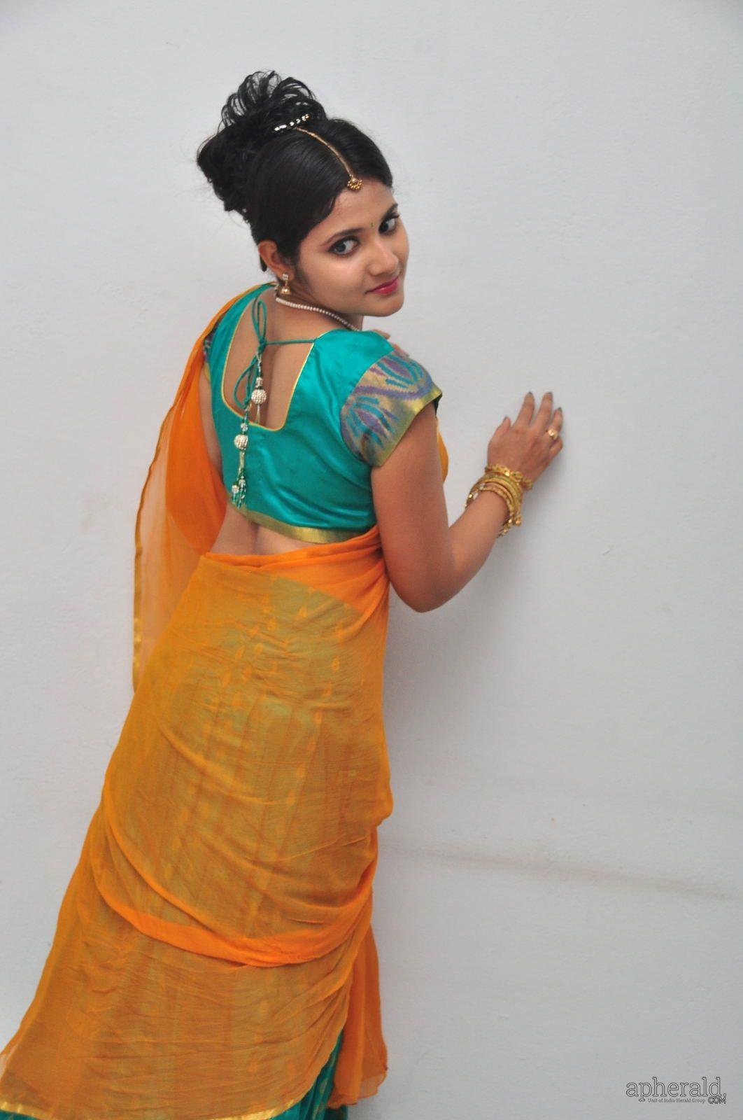 Aiswarya Sexy Half Saree Pics