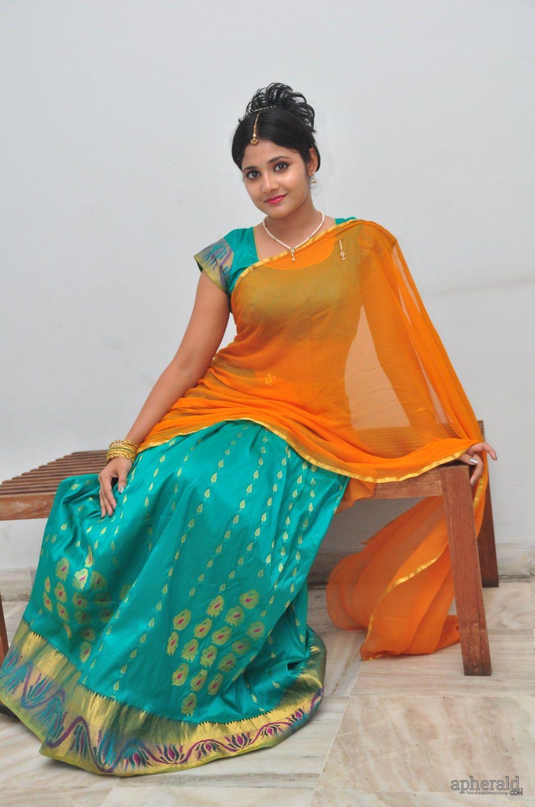 Aiswarya Sexy Half Saree Pics