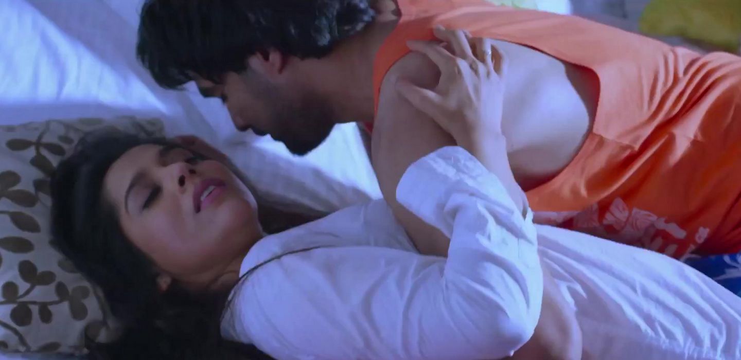 1440px x 700px - Anchor Rashmi Hot Photos in Guntur Talkies Movie