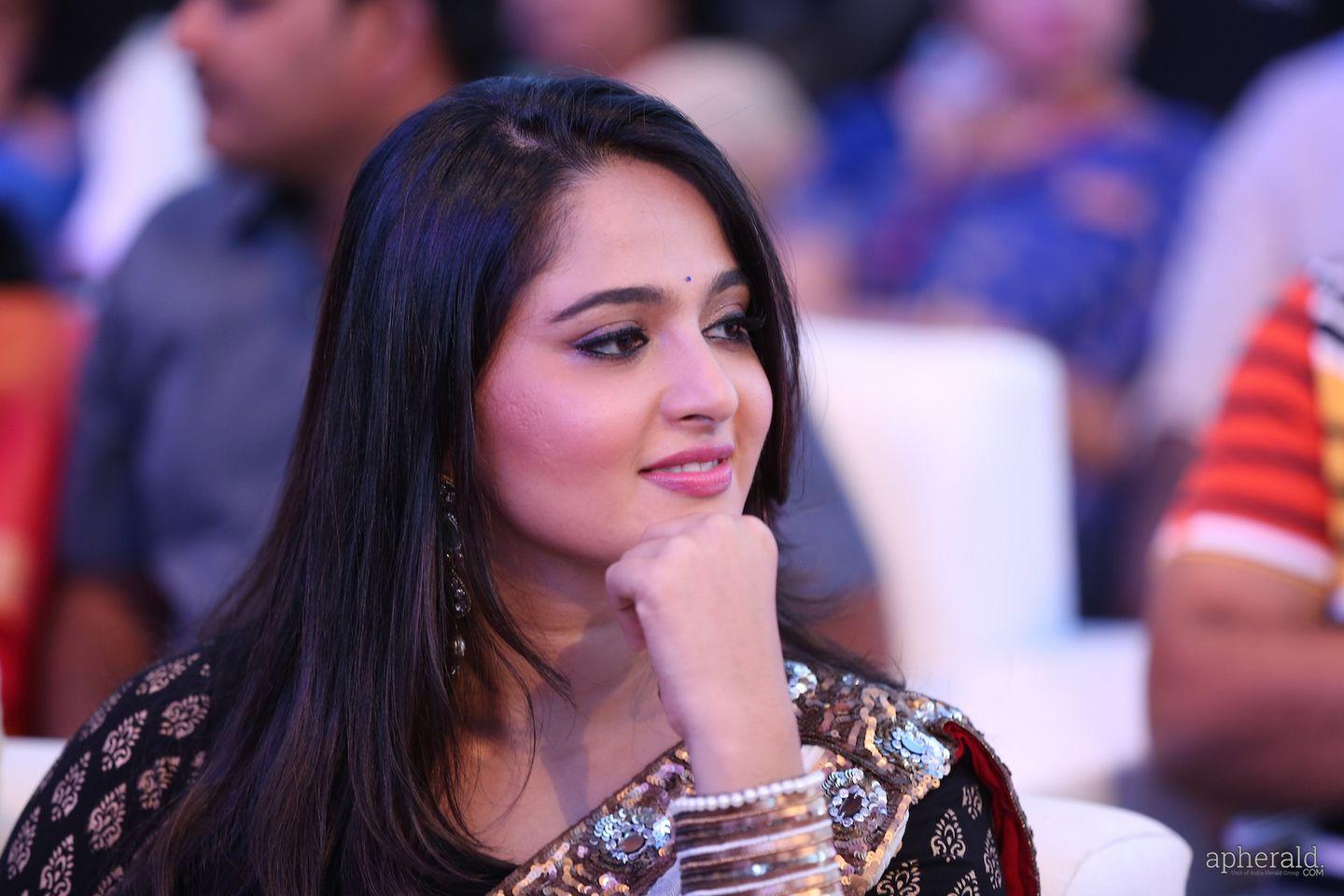 Anushka Shetty Cute Saree Pics At Baahubali Audio Function