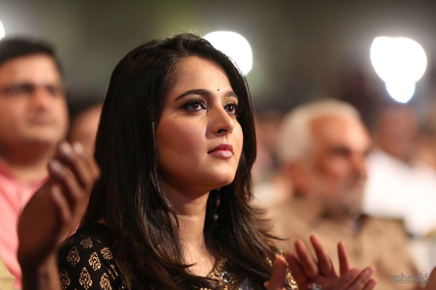 Anushka Shetty Cute Saree Pics At Baahubali Audio Function