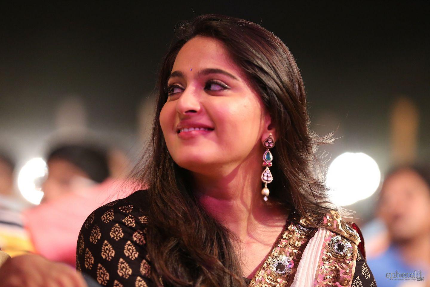 Anushka Shetty Cute Saree Pics At Baahubali Audio Function