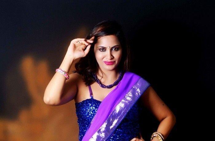 Arshi Khan Beautiful Saree Photos