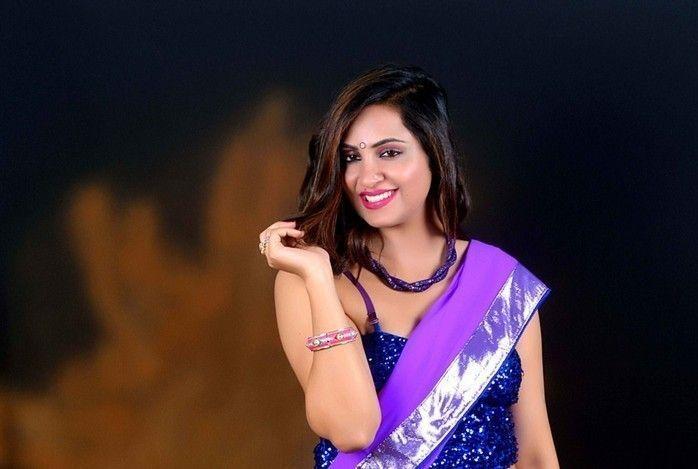 Arshi Khan Beautiful Saree Photos