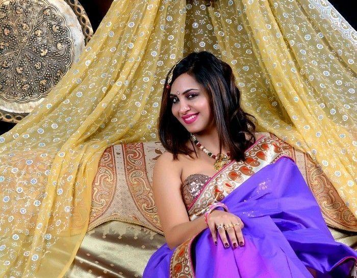 Arshi Khan Beautiful Saree Photos