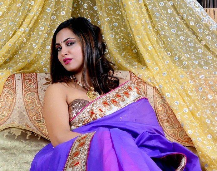 Arshi Khan Beautiful Saree Photos